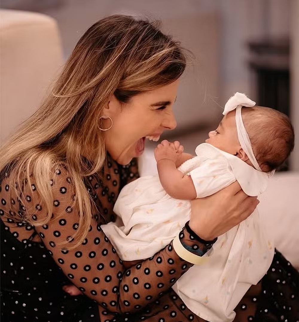 Wanessa encanta ao mostrar fotos em família ao lado da irmã Clara, filha de Zezé di Camargo