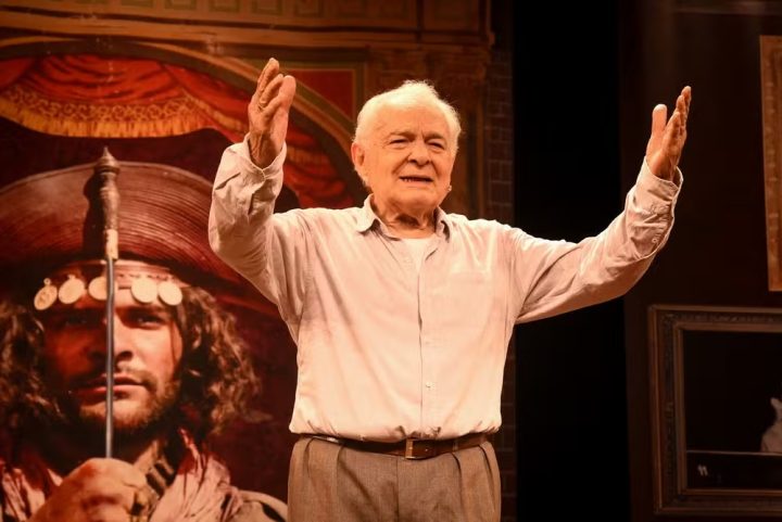 Othon Bastos revela diagnóstico que o fez abandonar o palco durante peça: ‘Não aguentei’