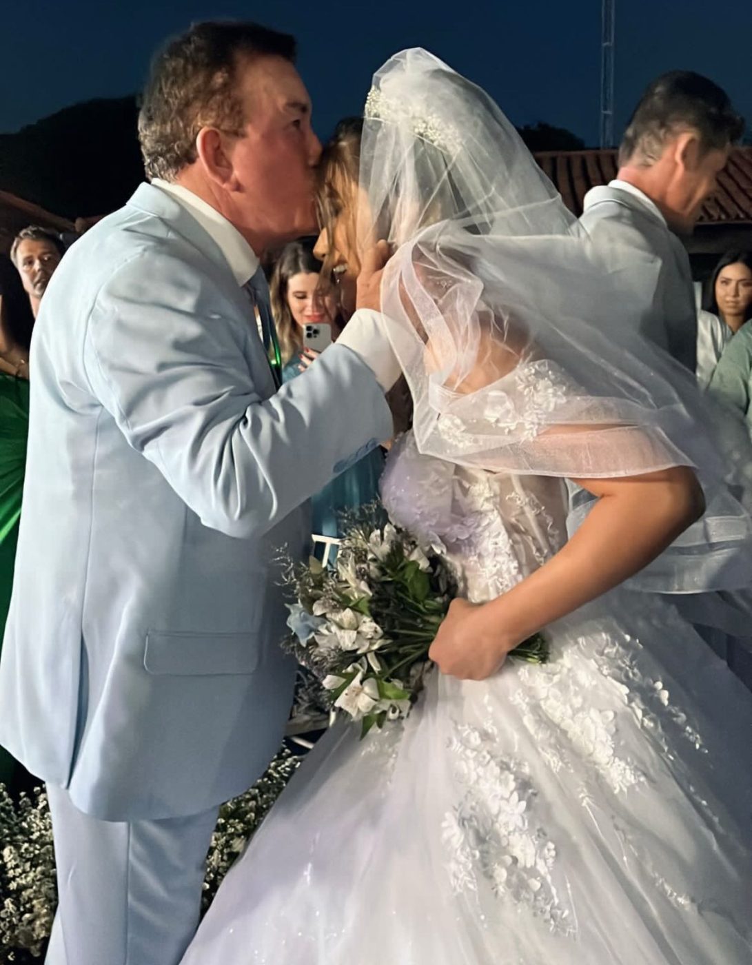 Amado Batista e Miss oficializam casamento religioso em luxuosa fazenda no interior de MT; veja fotos