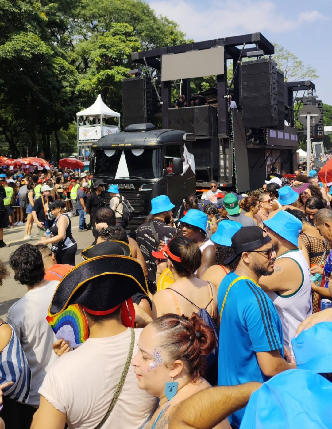 BaianaSystem arrasta multidão em desfile de pós-carnaval em São Paulo; veja vídeo