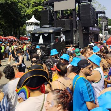 BaianaSystem arrasta multidão em desfile de pós-carnaval em São Paulo; veja vídeo