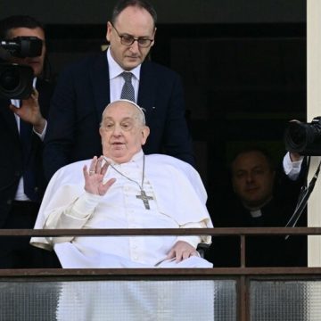 Papa Francisco recebe alta e faz primeira aparição pública após mais de um mês internado: ‘Obrigado’