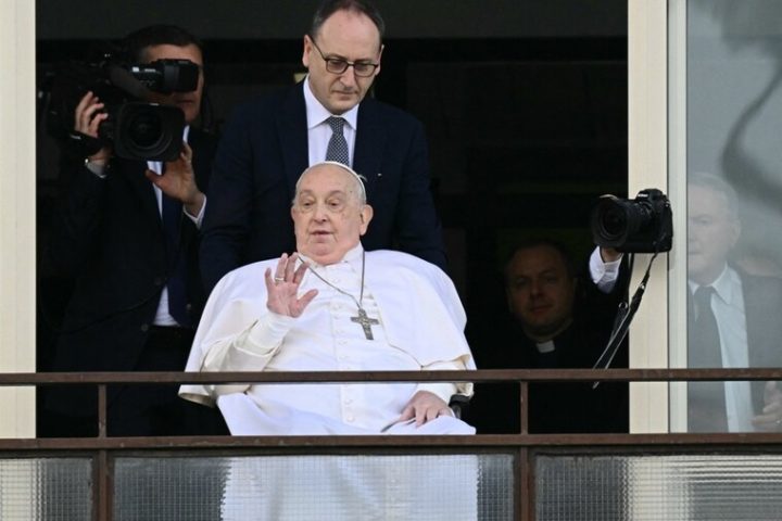 Papa Francisco recebe alta e faz primeira aparição pública após quase 40 dias internado