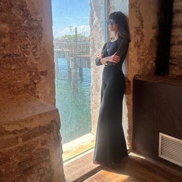 Em Salvador, Alinne Moraes visita exposição no Museu de Arte Moderna