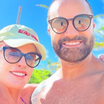 Apaixonada, Ana Maria Braga posta novas fotos com namorado em praia na Bahia