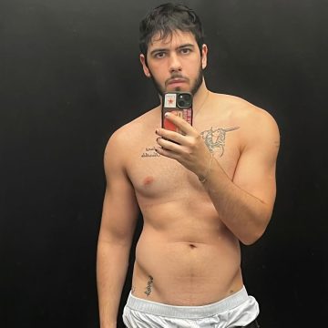 Filho de Alessandra Negrini e Murilo Benício posa sem camisa e impressiona seguidores: ‘Beleza vem de família’