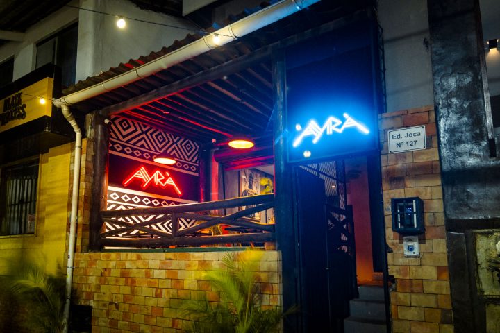 Orla do Rio Vermelho ganha novo restaurante com clima de boteco e atmosfera underground; conheça o Ayrà Bar