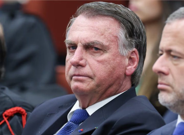 Bolsonaro é interrompido por marcha fúnebre durante entrevista coletiva em Brasília; veja vídeo