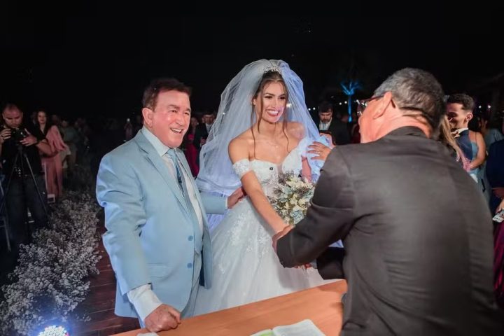 Esposa de Amado Batista abre álbum do casamento luxuoso com cantor e se declara: ‘Minha melhor escolha’; veja fotos