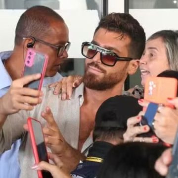 Astro de ‘El Turco’, Can Yaman é recepcionado por fãs brasileiros ao desembarcar no Rio; veja vídeo