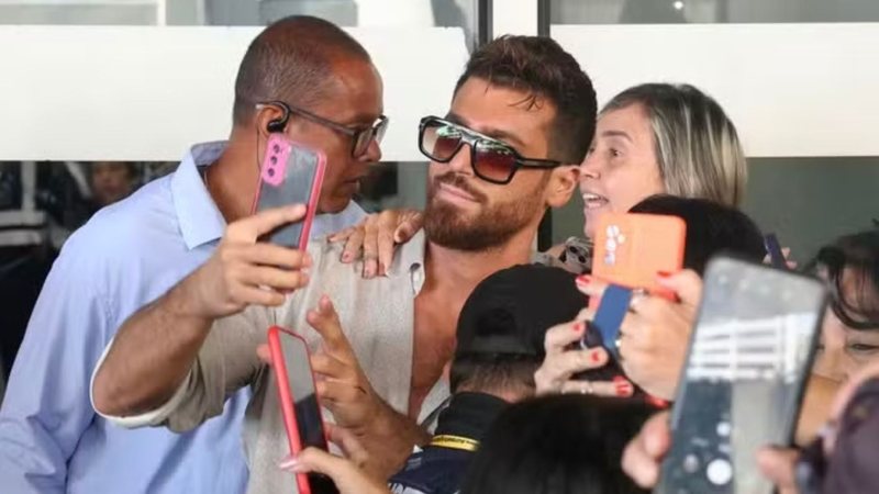 Astro de ‘El Turco’, Can Yaman é recepcionado por fãs brasileiros ao desembarcar no Rio; veja vídeo