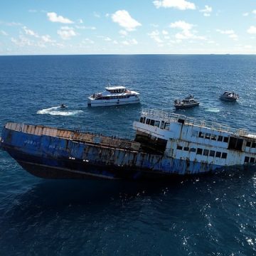 Ferryboat fora de operação é afundado de forma controlada para abrigar recifes de corais e outras espécies marinhas