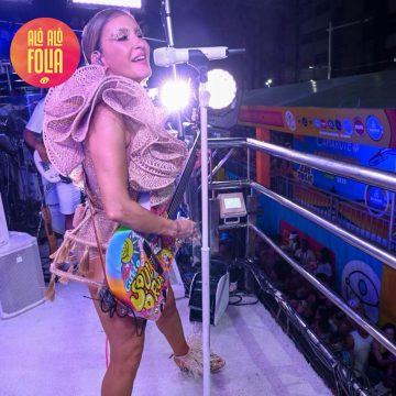 Claudia Leitte usa figurino com elementos em palha no último dia do carnaval de Salvador