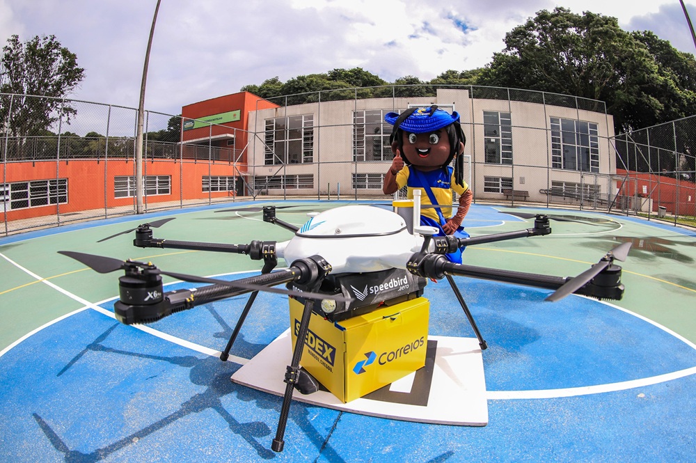 Correios fazem primeira entrega por drone em projeto de testes para criação de ‘aerovias’
