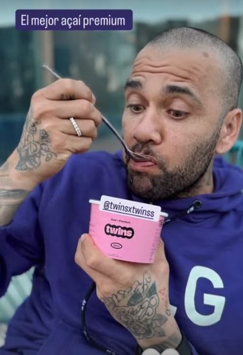 Esposa de Daniel Alves publica primeira foto do jogador baiano após Justiça considerá-lo inocente