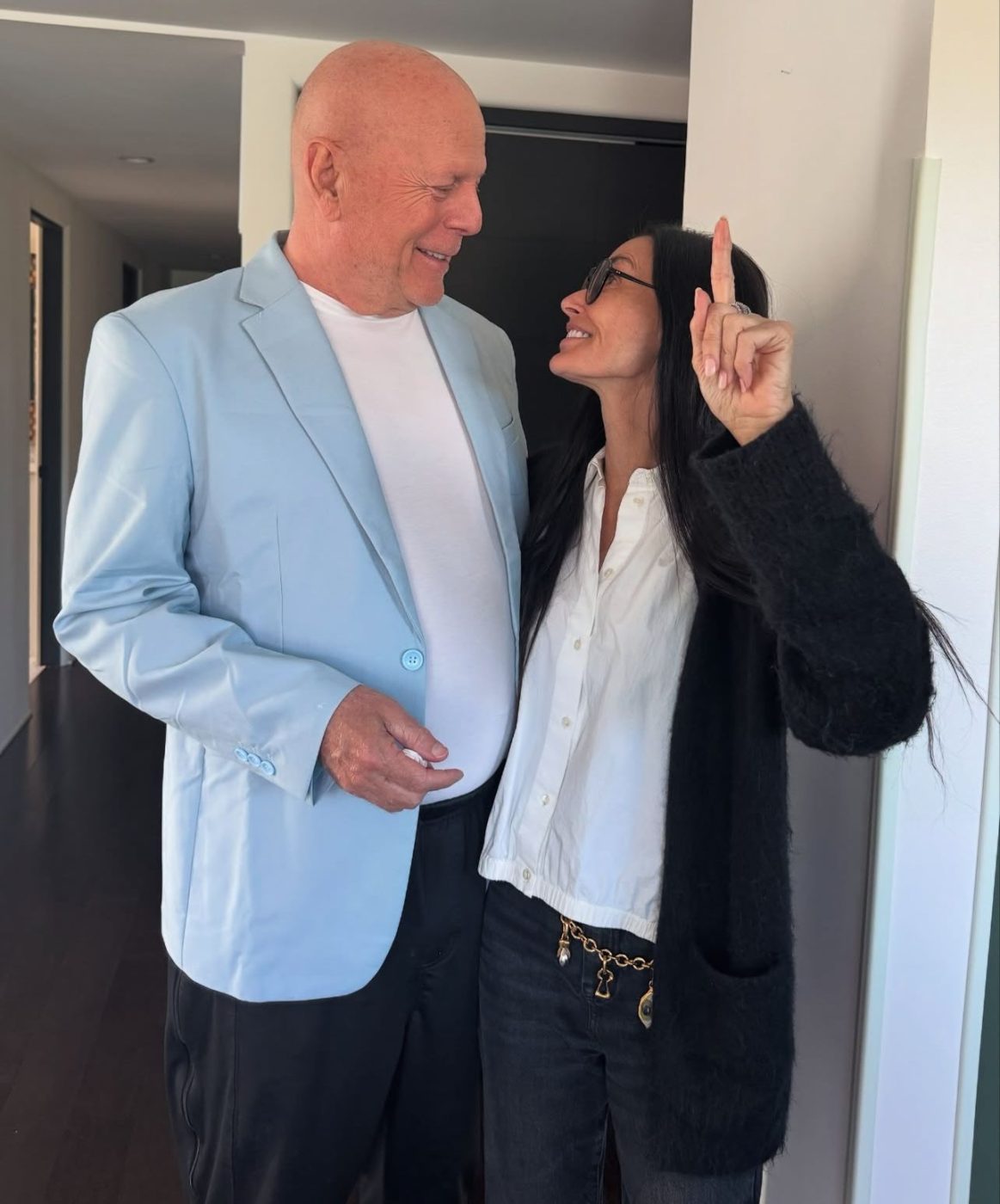 Demi Moore mostra celebração dos 70 anos de Bruce Willis: “Amamos você”; veja fotos