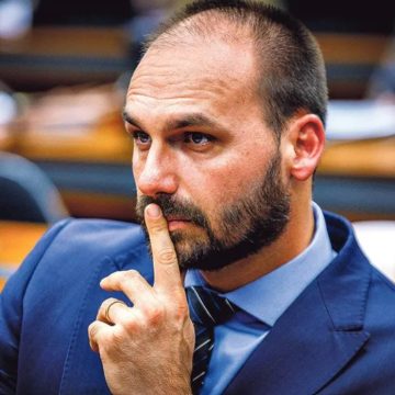 Eduardo Bolsonaro anuncia que pedirá licença do mandato para permanecer nos EUA