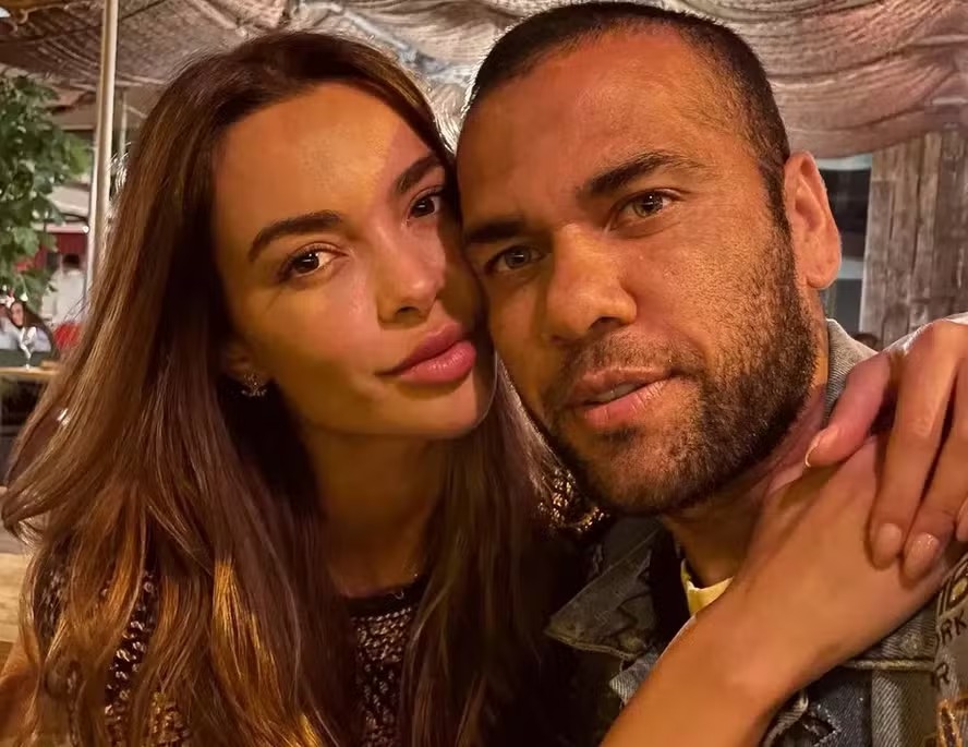 Esposa de Daniel Alves desabafa após absolvição do jogador baiano: ‘Que se eduquem para não morder a língua’