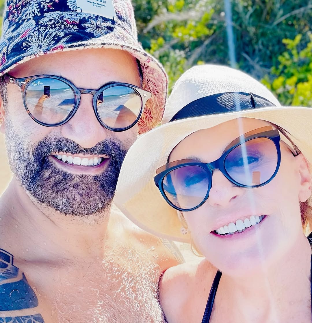 Ana Maria Braga curte feriado de carnaval com namorado em praia na Bahia; veja fotos