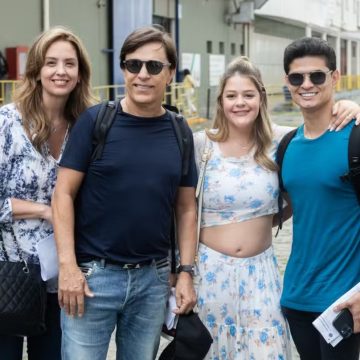 Grávida, filha de Tom Cavalcante participa de cruzeiro musical com Roberto Carlos; veja fotos