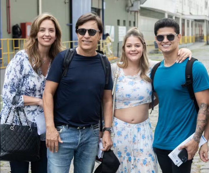 Grávida, filha de Tom Cavalcante participa de cruzeiro musical com Roberto Carlos; veja fotos