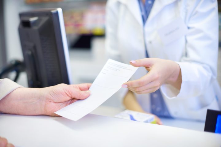Resolução permite que farmacêuticos prescrevam remédios; médicos contestam