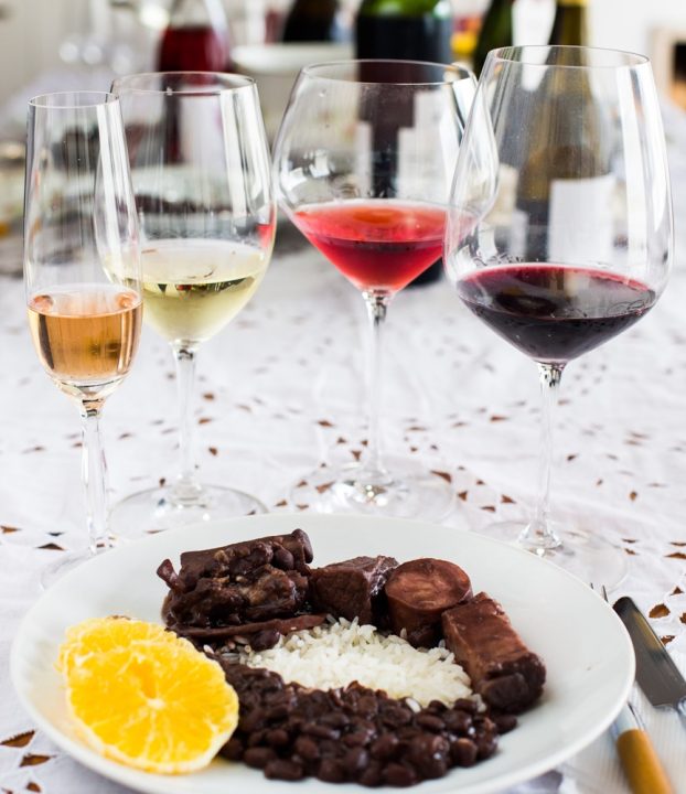 Decanter prova que vinho vai bem com feijoada em experiência única em Salvador; saiba como participar