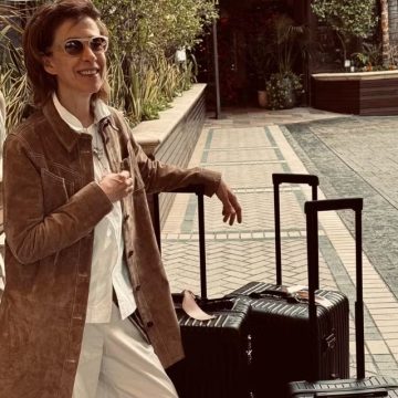 Partiu, férias? Fernanda Torres deixa hotel em Los Angeles após temporada de premiações