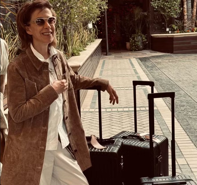 Partiu, férias? Fernanda Torres deixa hotel em Los Angeles após temporada de premiações