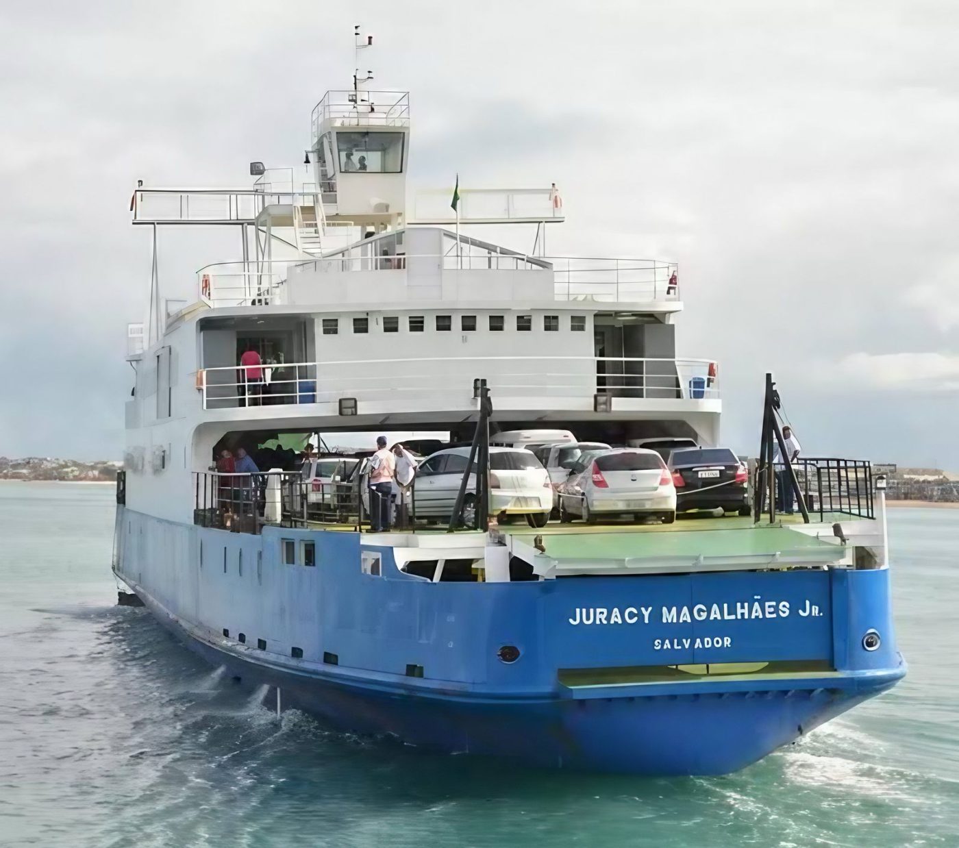 Ferry-boat será afundado no mar da Bahia para virar atração turística