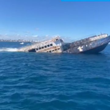 Ferry-boat Juracy Magalhães é afundado no Rio Vermelho após 45 anos de atividade; veja vídeo