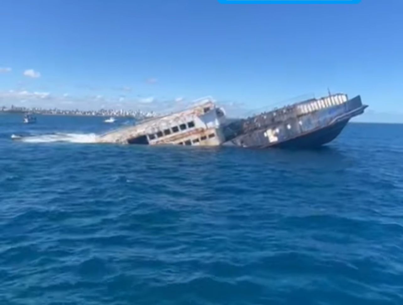 Ferry-boat Juracy Magalhães é afundado no Rio Vermelho após 45 anos de atividade; veja vídeo