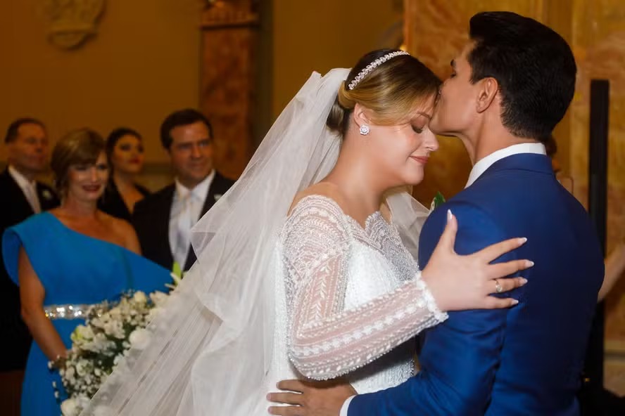 Grávida, filha de Tom Cavalcante se casa no religioso com cantor Cristiano Deyvid, em São Paulo