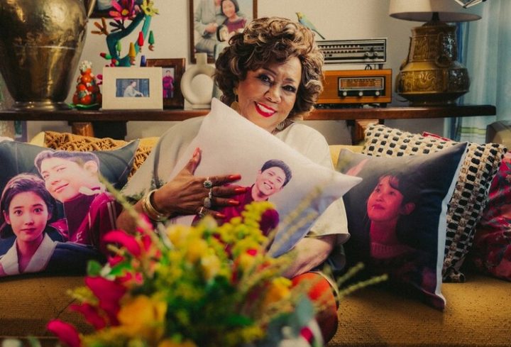 Alcione canta famoso sucesso da sua carreira em coreano e brinca: ‘Foram dois dias decorando’