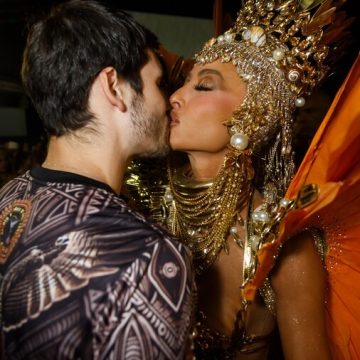 Nicolas Prattes prestigia Sabrina Sato em desfile de Carnaval e fala de expectativas para lua de mel