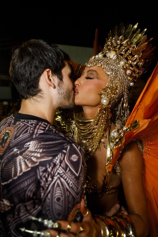 Nicolas Prattes prestigia Sabrina Sato em desfile de Carnaval e fala de expectativas para lua de mel