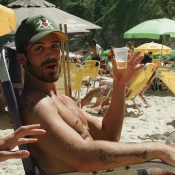 Solteiro, João Guilherme curte dia de praia no Rio e encanta fãs