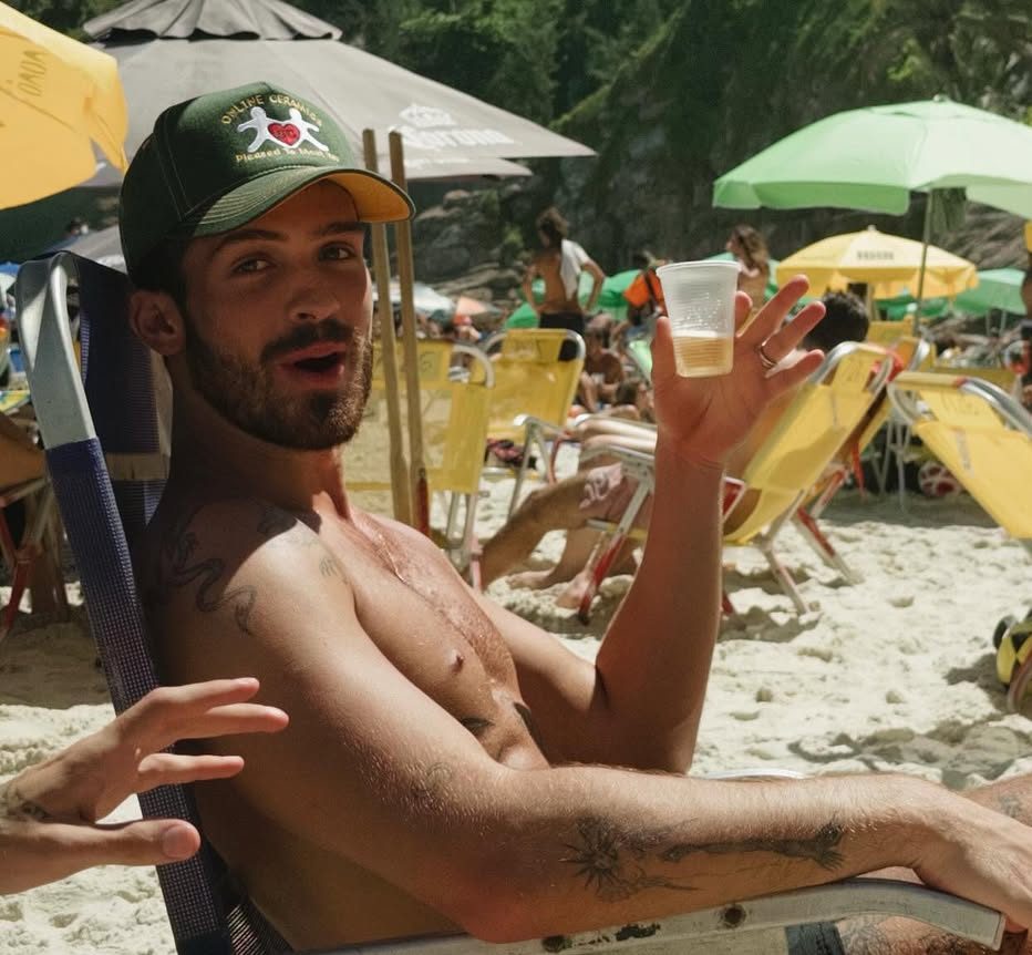 Solteiro, João Guilherme curte dia de praia no Rio e encanta fãs