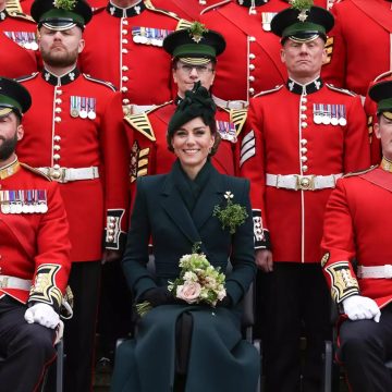 Kate Middleton faz primeira participação no desfile de São Patrício após cura do câncer; veja fotos