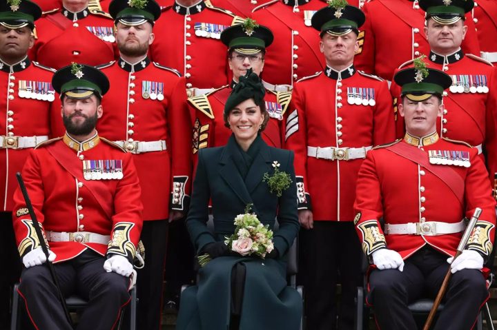 Kate Middleton faz primeira participação no desfile de São Patrício após cura do câncer; veja fotos