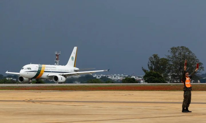 Avião presidencial arremete ao tentar pousar em Sorocaba; veja vídeo