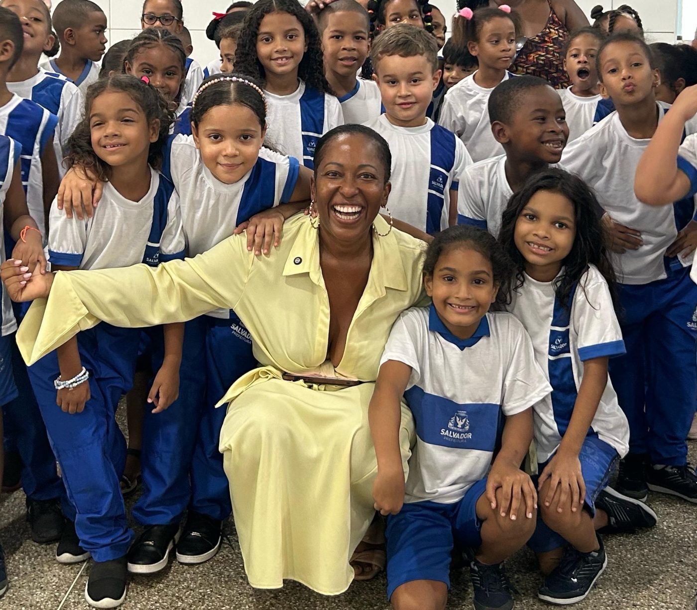 Maíra Azevedo se emociona com crianças após visita a escola municipal: ‘Estavam se reconhecendo’