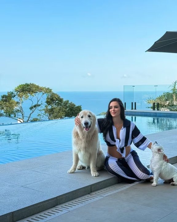 Grávida, Bruna Biancardi relaxa à beira de piscina da nova mansão de R$ 50 milhões