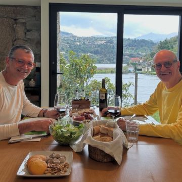 Marido de Marcos Caruso publica foto com ator em viagem a Portugal