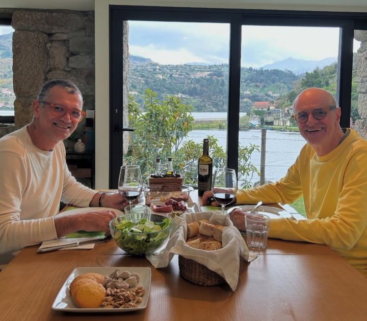 Marido de Marcos Caruso publica foto com ator em viagem a Portugal