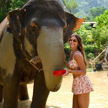 Mari Gonzalez registra experiência com elefantes na Tailândia: ‘Não consigo fingir costume’