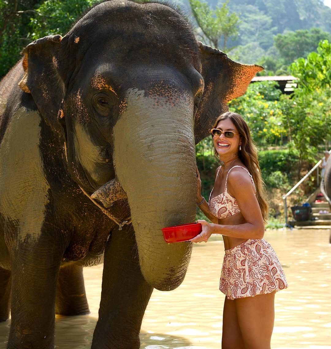 Mari Gonzalez registra experiência com elefantes na Tailândia: ‘Não consigo fingir costume’