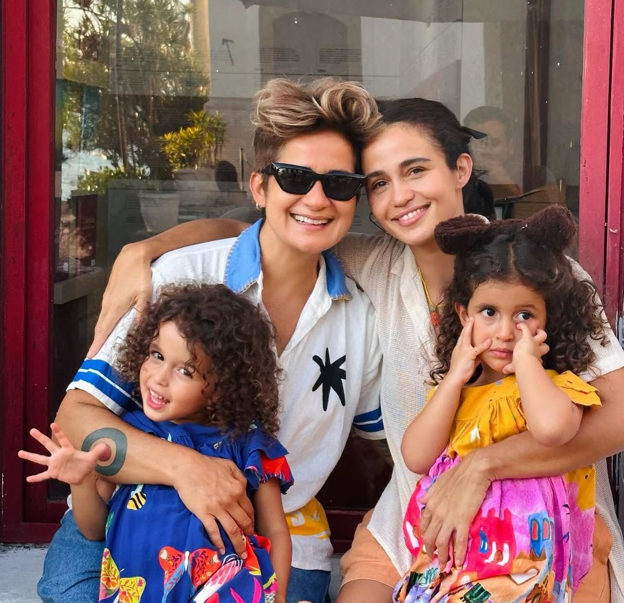 Nanda Costa com esposa e filhas visitam museu em Salvador; veja fotos