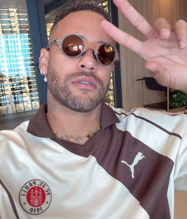 Neymar posta selfie com acessórios raros avaliados em R$ 189 mil