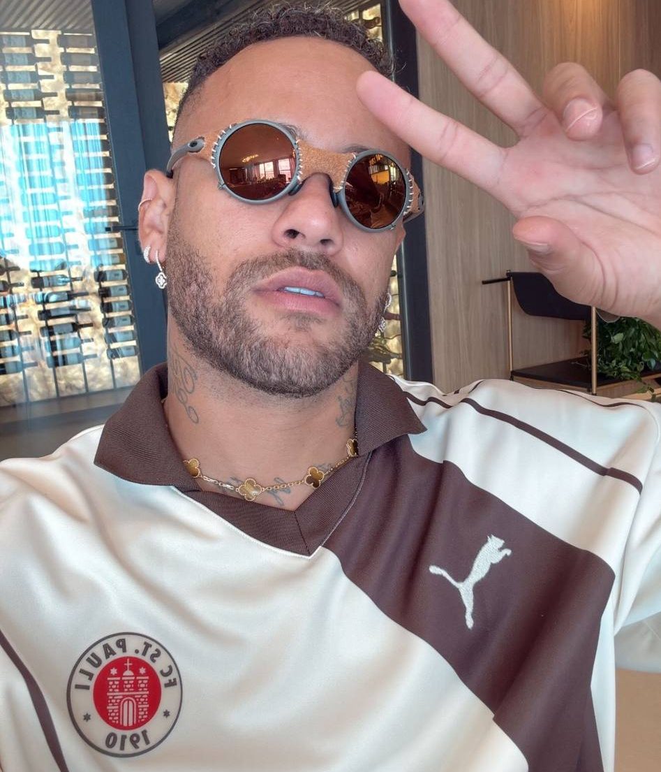 Neymar posta selfie com acessórios raros avaliados em R$ 189 mil